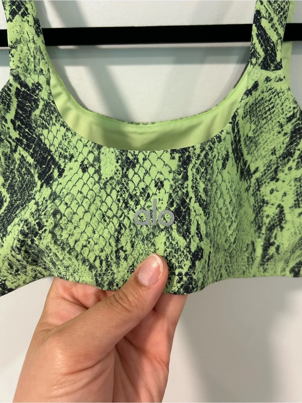 ALO Yoga Vapor Snakeskin Sports Bra Neon Lime Size Medium
